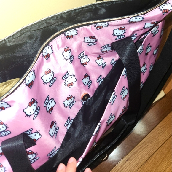 NWT HELLO KITTY Sanrio Duffel Bag, Pink - Picture 9 of 10